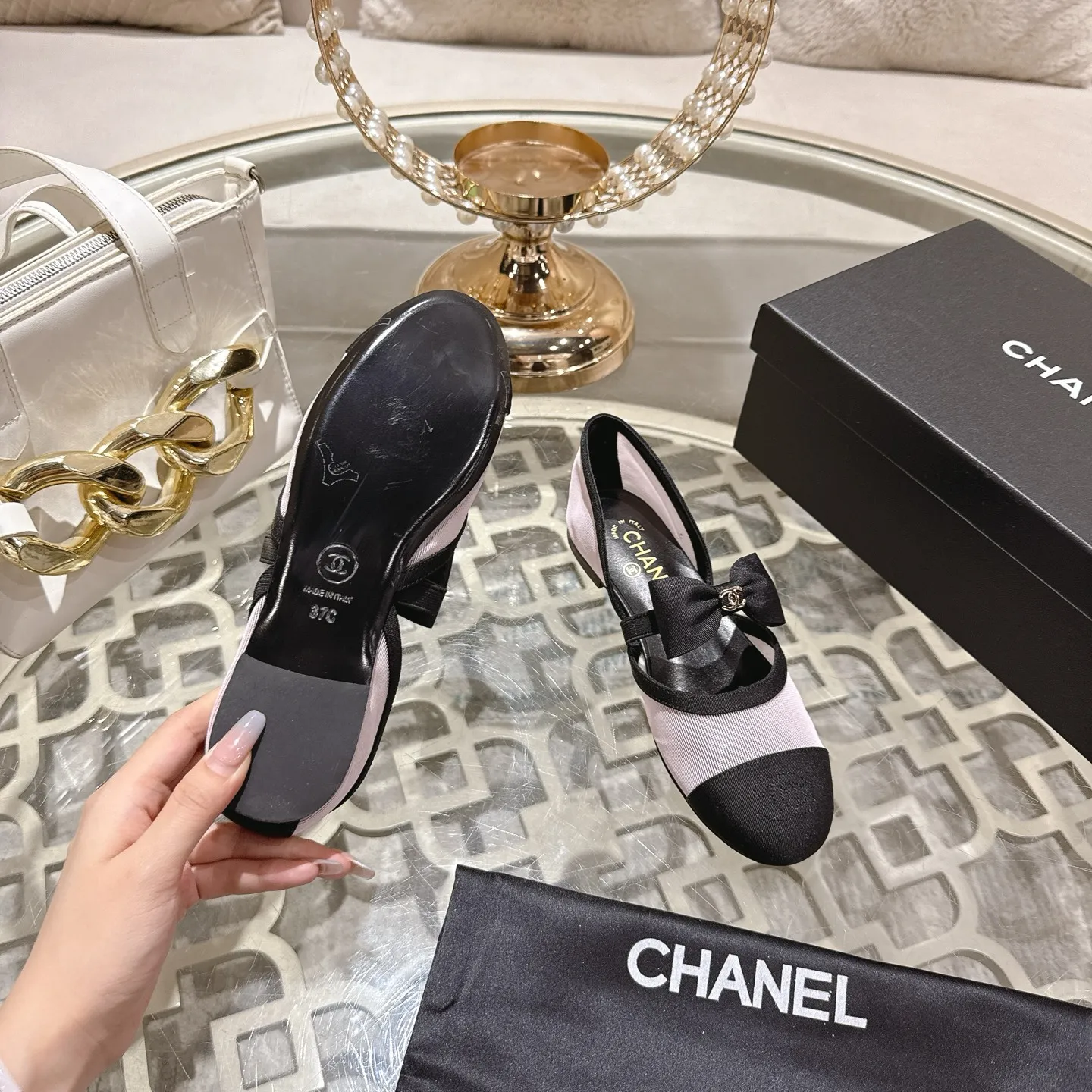 👟👟Ex-factory price 540👟👟 Mesh [purchase-level quality] CHANEL Xiaoxiang 25/A new summer bow-tie shoes 💃 This pair of loafers is really breathtakingly beautiful! Made of cowhide fabric + imported mesh, every detail exudes a sense of high-end ~ classic bow design, Italian genuine leather sole, comfortable and classy on the feet, a perfect must-have for fairies!  🌟 All counters are from the same source! All materials are customized according to the original 1:1, and are developed and patterned from genuine products. The quality is absolutely assured ~ a classic that must be bought every year, a versatile artifact that looks great whether paired with skirts or jeans!  💖 The perfect finishing touch for summer outfits, sisters, just do it! 👉 Fabric: Imported sheepskin Lining: Imported sheepskin Outsole: Private molded outsole Code number: 35-40 (41 customized, non-refundable) Mesh surface